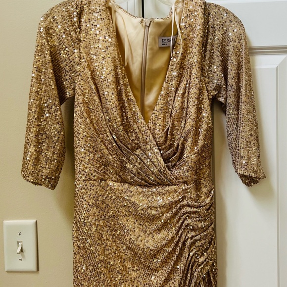 Beautiful sz 4 gold sequined long gown w/silt by Ieena by Mac Douggal w/stretch - Picture 5 of 6